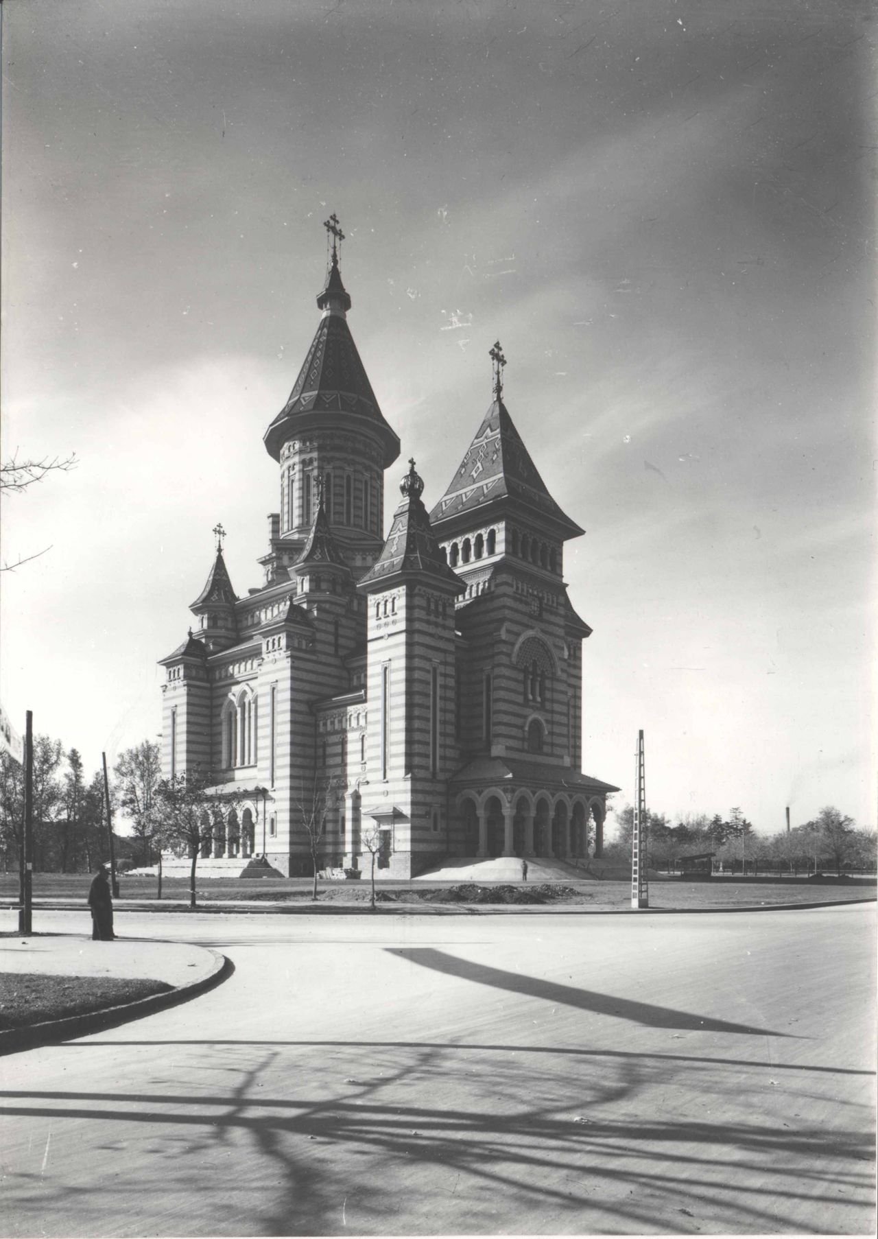 Historic view: Cathedral close up · street-level view