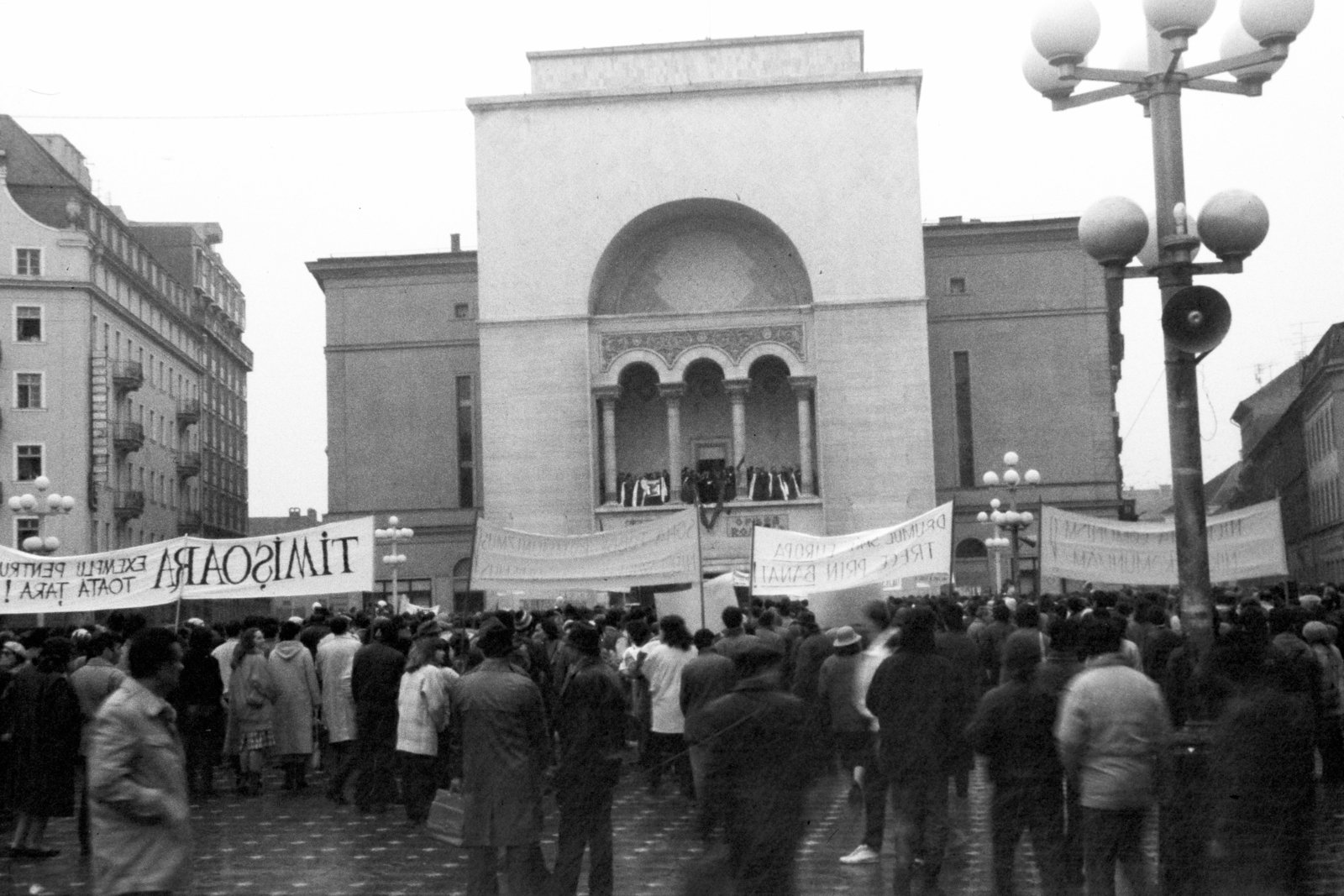 Revoluția · mulțimea în fața Operei · 1989